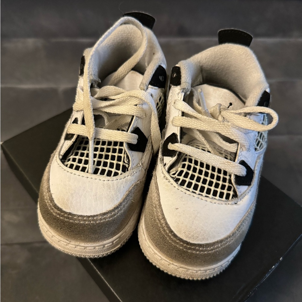 AIR JORDAN 4
